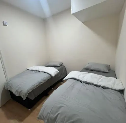 Modern Flat Near City Centre 4